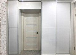 Готовая работа по установке дверей DUPLEX Дуб белый с оригинальным решением - шкаф вокруг двери 1886